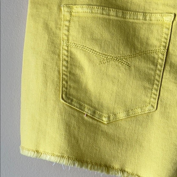 ✨BRAND NEW✨ GAP 1969 NEON YELLOW LOW RISE DENIM SHORTS FOR SUMMER - Picture 5 of 10